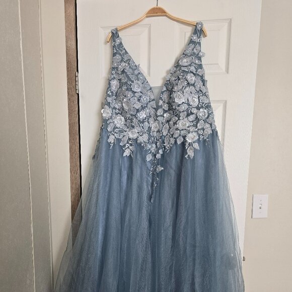Elegant Blue Lace Evening Gown - Picture 2 of 3